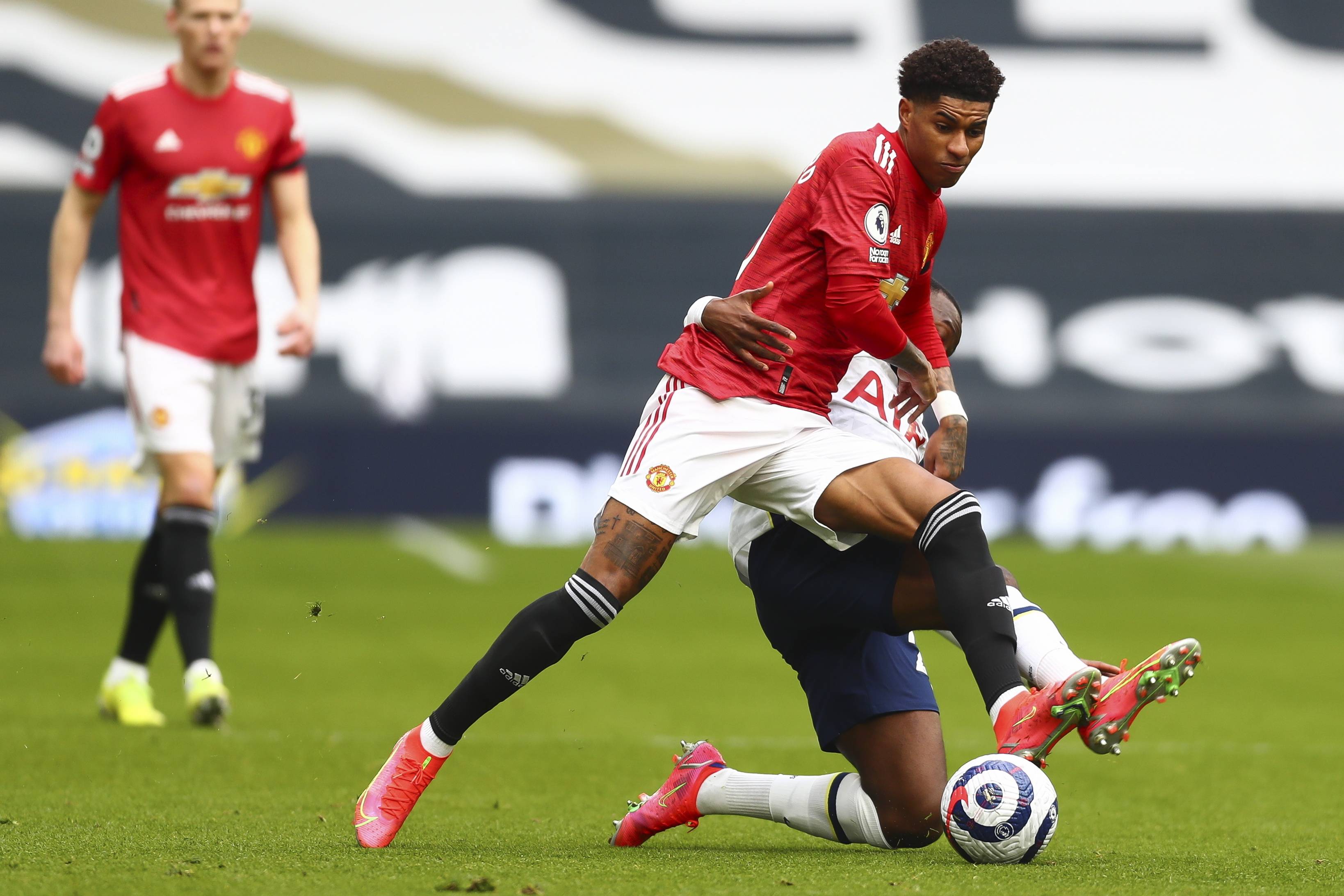 候挺身而出 候挺身而出